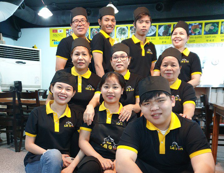 Chị Hóa và nhân viên cửa hàng Phở Nam Sài Gòn (số 114-14 Nonhyeon-dong, Gangnam-gu, Seoul, Hàn Quốc).