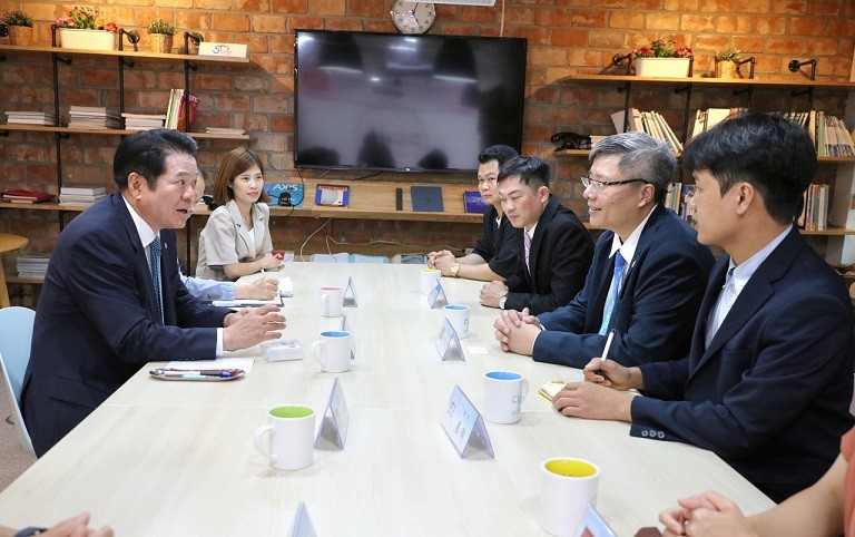 Thị trưởng TP. Anyang Choi Dae-ho trao đổi với Hiệp hội VKBIA. (Nguồn: VKBIA)