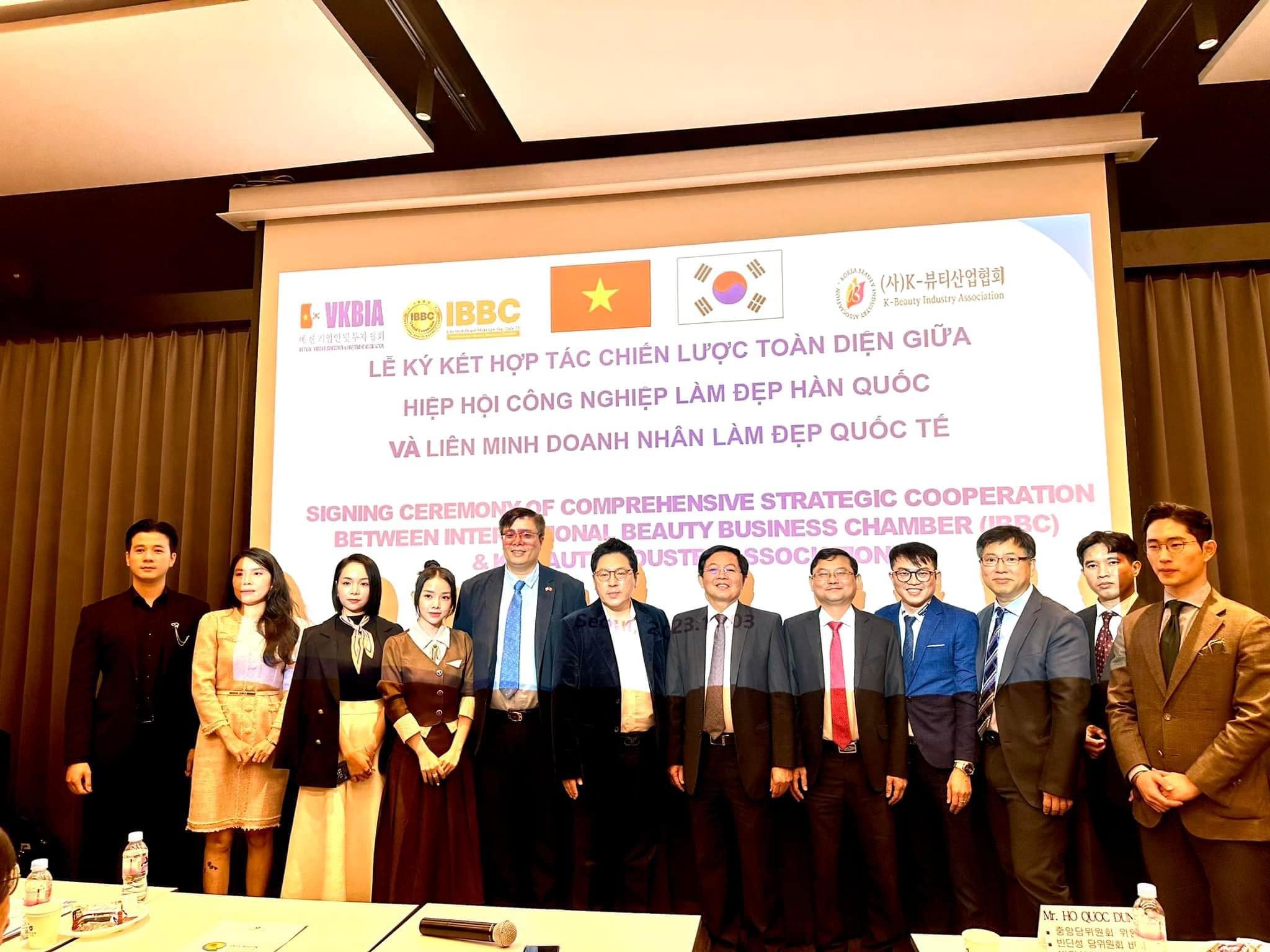 Đại diện UBND tỉnh và Hội doanh nghiệp Việt Nam - Hàn Quốc chụp hình lưu niệm