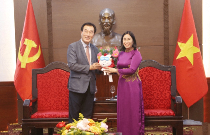 Phó Chủ tịch HĐND thành phố Nguyễn Thị Anh Thi (bên phải) nhận quà lưu niệm của ông Jeong Jae Woong. Ảnh: X.H